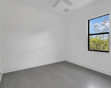 11042 Carnegie Avenue - Photo Thumbnail 21