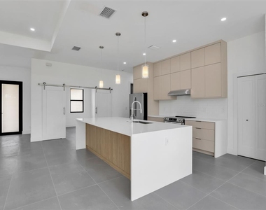 11042 Carnegie Avenue - Photo Thumbnail 10