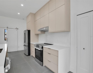 11042 Carnegie Avenue - Photo Thumbnail 12