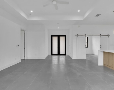 11225 Carnegie Avenue - Photo Thumbnail 5