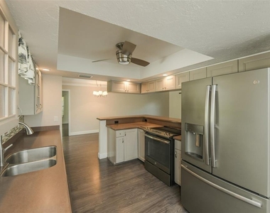 1625 Bay Hill Circle - Photo Thumbnail 14