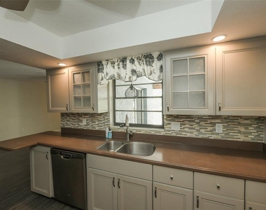 1625 Bay Hill Circle - Photo Thumbnail 13