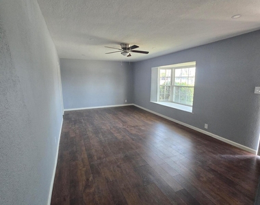 323 Mary Jeanne Lane - Photo Thumbnail 6