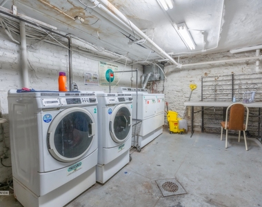 255 East 61st Street - Photo Thumbnail 3