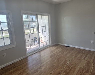 279 Captain Thomas Boulevard - Photo Thumbnail 2