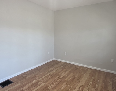 279 Captain Thomas Boulevard - Photo Thumbnail 1
