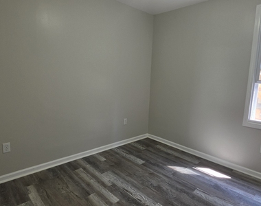 279 Captain Thomas Boulevard - Photo Thumbnail 14
