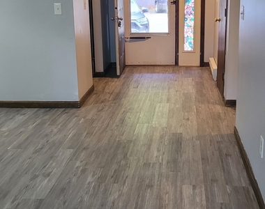 883 Rubber Avenue - Photo Thumbnail 7