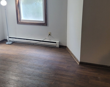 883 Rubber Avenue - Photo Thumbnail 13