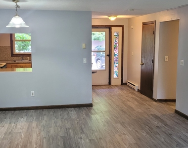 883 Rubber Avenue - Photo Thumbnail 6