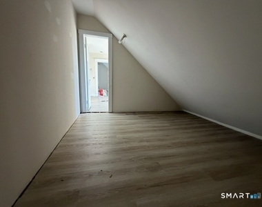 887 Howe Avenue - Photo Thumbnail 7