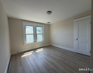887 Howe Avenue - Photo Thumbnail 3