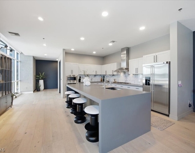 4575 Dean Martin Drive - Photo Thumbnail 2