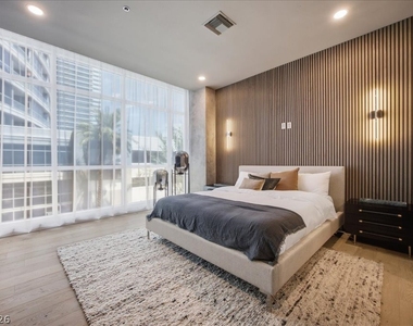 4575 Dean Martin Drive - Photo Thumbnail 14