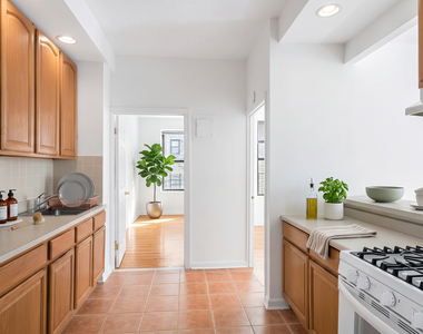 920 Riverside Drive - Photo Thumbnail 7