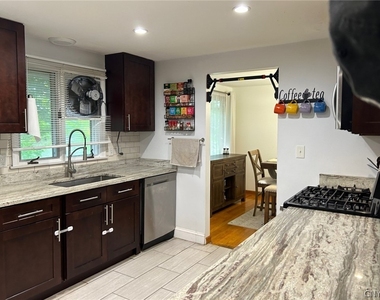 302 Oakridge Drive - Photo Thumbnail 6