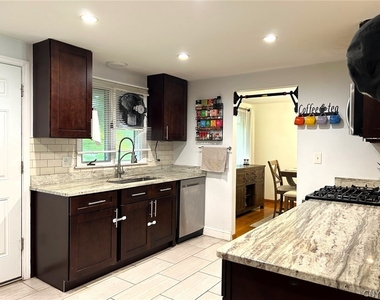 302 Oakridge Drive - Photo Thumbnail 11