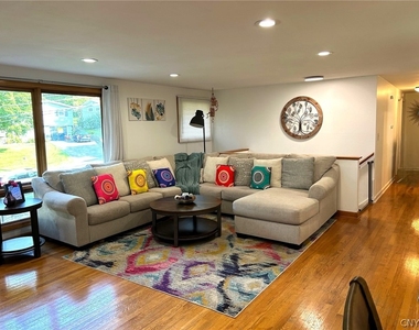 302 Oakridge Drive - Photo Thumbnail 3