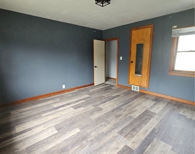 3663 Seneca Street - Photo Thumbnail 7