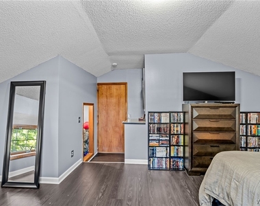 114 Flohr Avenue - Photo Thumbnail 24