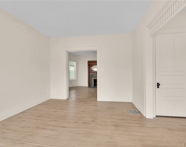 2206 Main Street - Photo Thumbnail 11