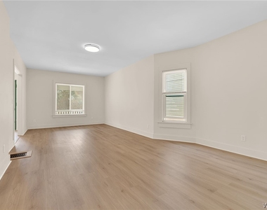 2206 Main Street - Photo Thumbnail 9