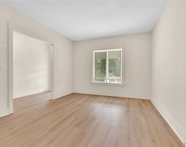 2206 Main Street - Photo Thumbnail 5