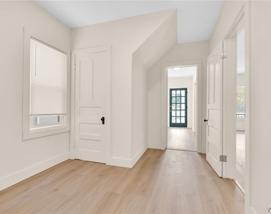2206 Main Street - Photo Thumbnail 12