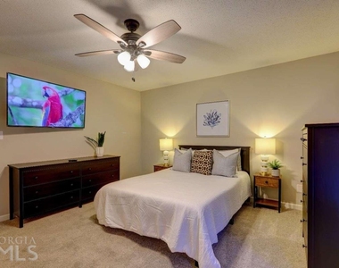 7271 Crestside Drive - Photo Thumbnail 10