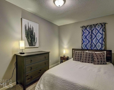 7271 Crestside Drive - Photo Thumbnail 15