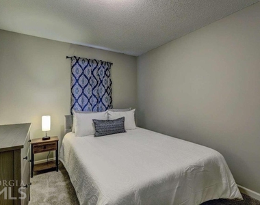 7271 Crestside Drive - Photo Thumbnail 13
