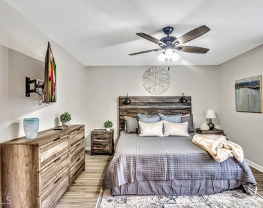 7269 Crestside Drive - Photo Thumbnail 12