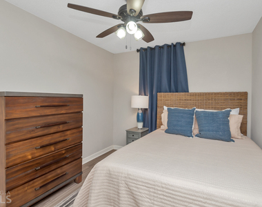 7267 Crestside Drive - Photo Thumbnail 13