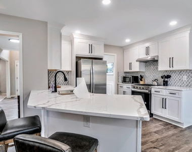 8008 Clearview Circle - Photo Thumbnail 10