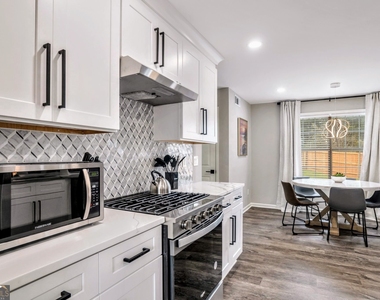8008 Clearview Circle - Photo Thumbnail 8