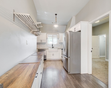 592 Martin Street Se - Photo Thumbnail 6
