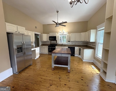 599 Gordon Street - Photo Thumbnail 7