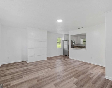 117 Tanglewood Drive - Photo Thumbnail 2