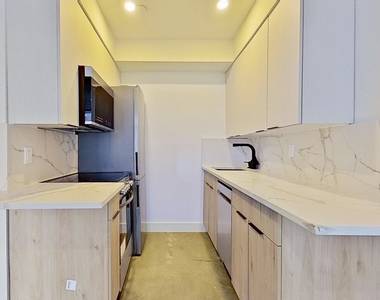 27 Montrose Avenue - Photo Thumbnail 13