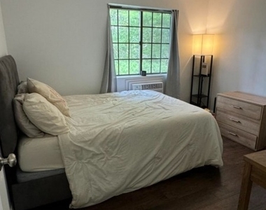 909 Thoreau Ct - Photo Thumbnail 8