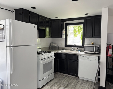 410 Burlington Avenue - Photo Thumbnail 3