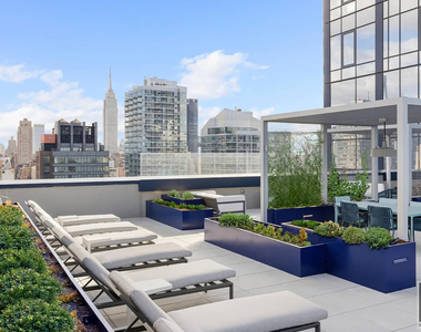 West 38th Street - Photo Thumbnail 8