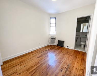 East 81 Street - Photo Thumbnail 3