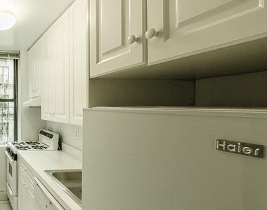 East 81 Street - Photo Thumbnail 2