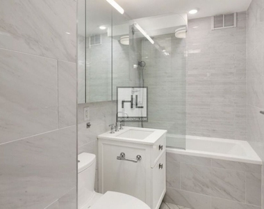 East 86th Street - Photo Thumbnail 4