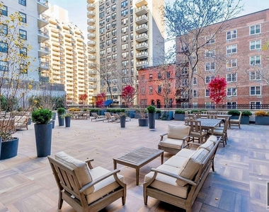 East 86th Street - Photo Thumbnail 5