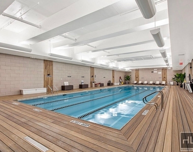 East 86th Street - Photo Thumbnail 4