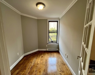West 52 Street - Photo Thumbnail 3