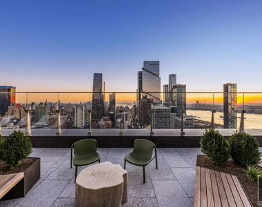 10th Avenue - Photo Thumbnail 4