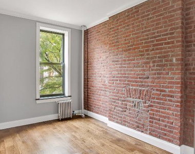 West 52 Street - Photo Thumbnail 4